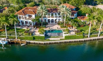 Une villa méditerranéenne les pieds dans l'eau, en Floride