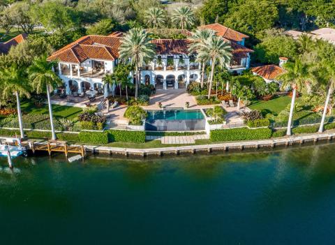 Une villa méditerranéenne les pieds dans l'eau, en Floride