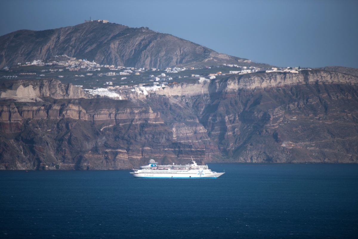 Celestyal Olympia devant l'île de Santorin
