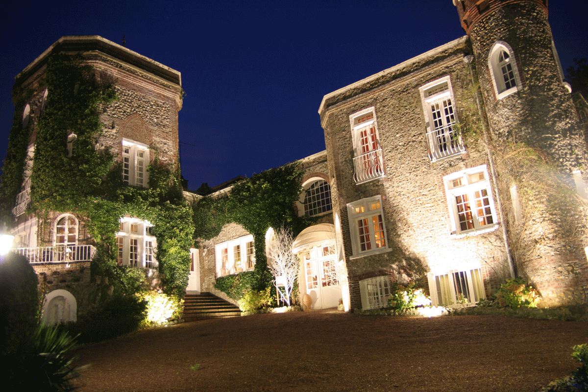 Domaine Saint Clair façade donjon de nuit