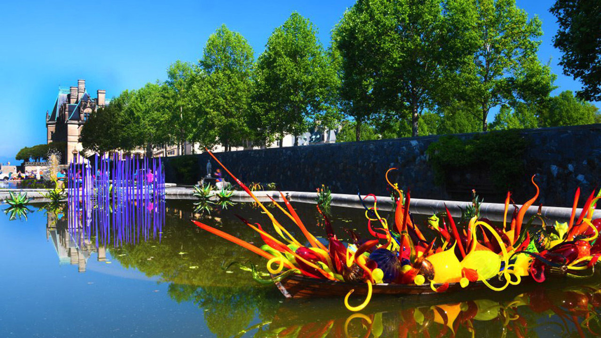 Chihuly exhibition in Biltmore, basin of sculptures