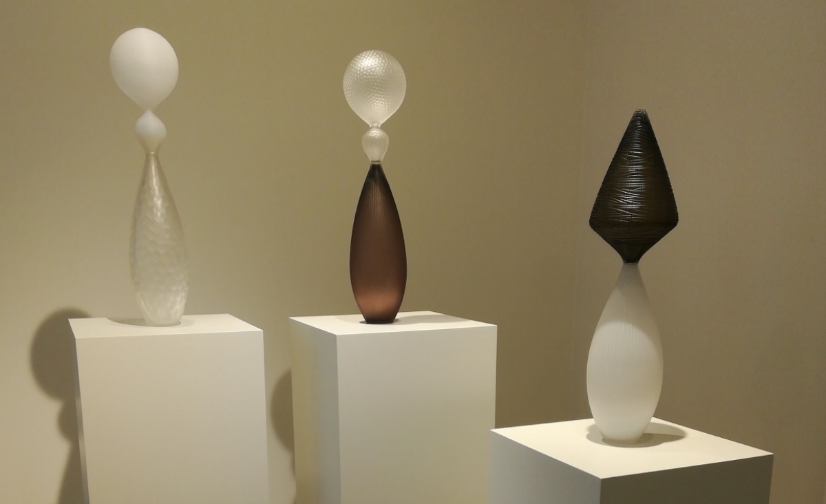 Galerie Schiepers sculptures en verres noires et blanches
