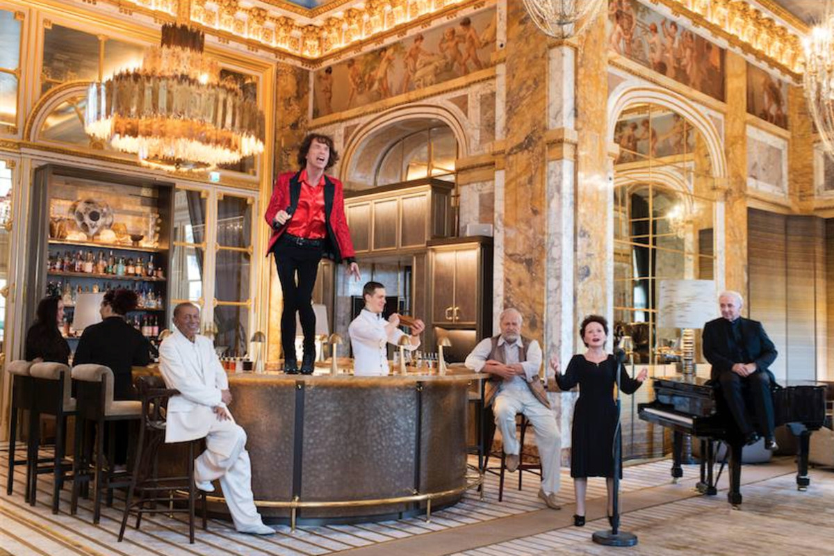 Hôtel de Crillon statue of Mick Jagger