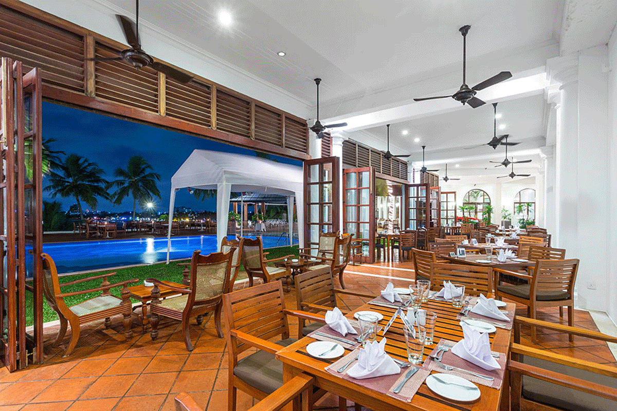 Mount Lavinia hotel - swimming pool view from the restaurant - Sri Lanka