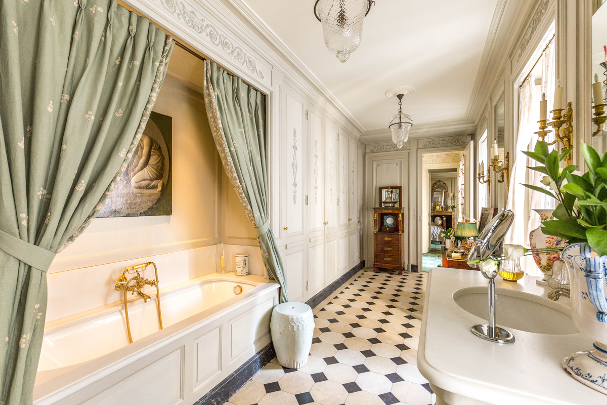 Directoire mansion Paris  bathroom