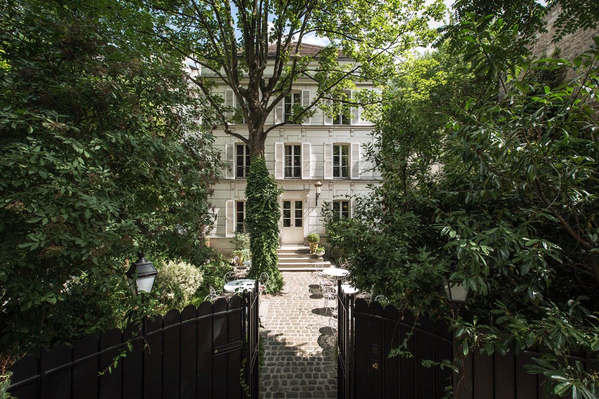 Hôtel Particulier courtyard - Paris
