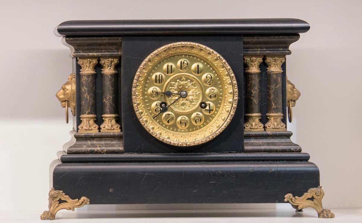 Junghans mechanical clock with columns