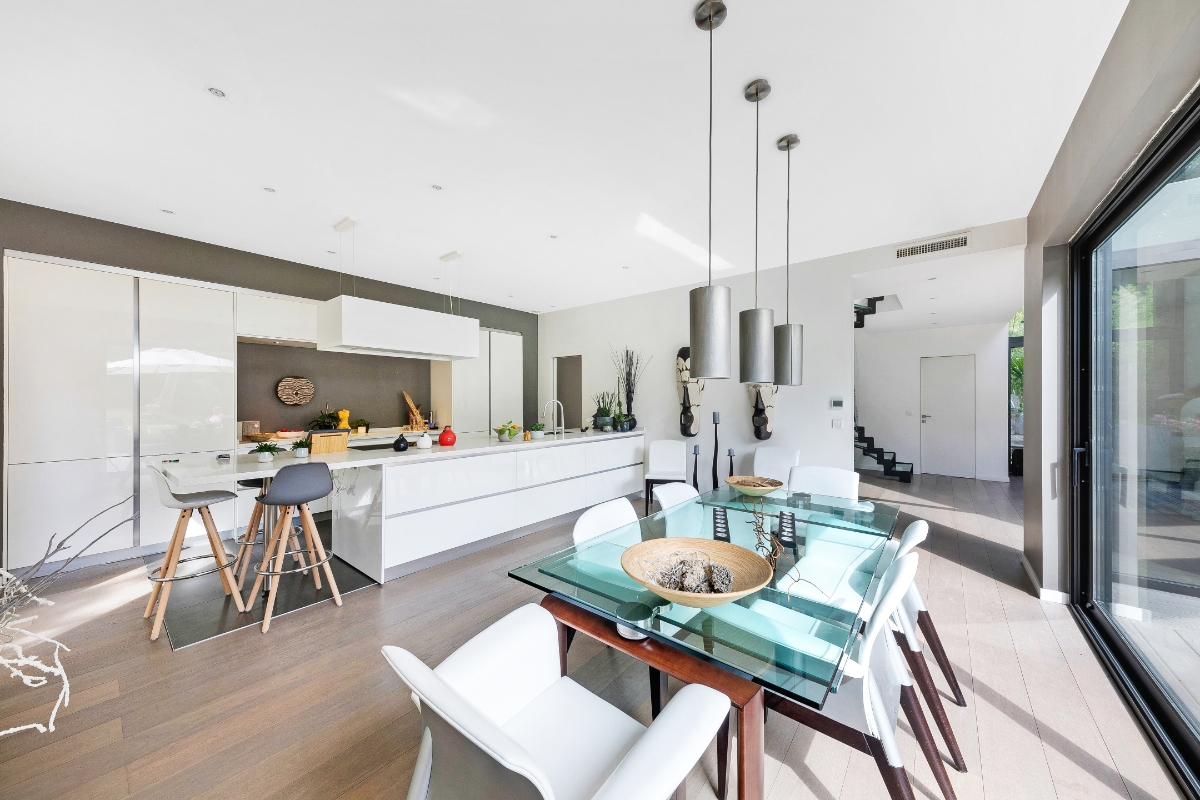 La Celle-Saint-Cloud architect's house dining room kitchen