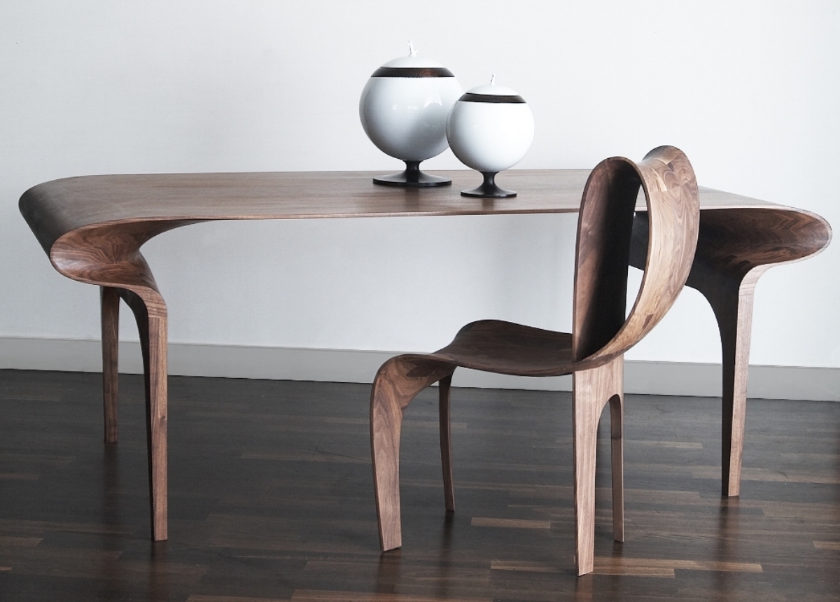 Les Ateliers Courbet Contour table and chair