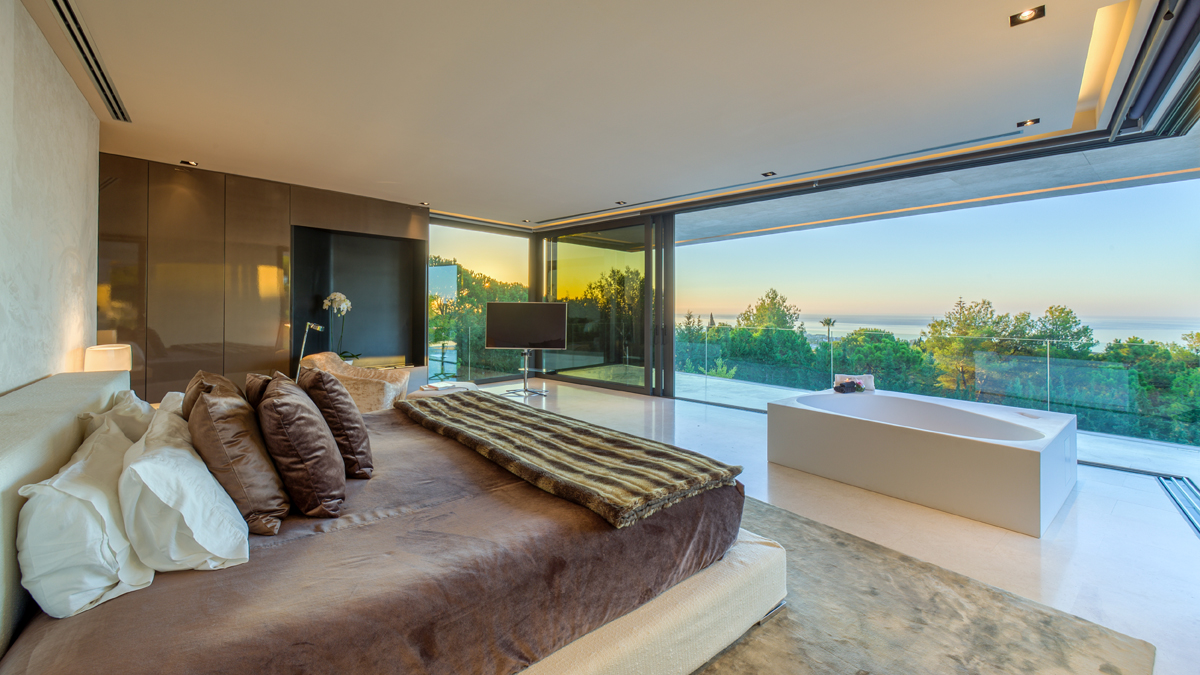 Master-bedroom-villa-Cascada-de-Camojan-Marbella