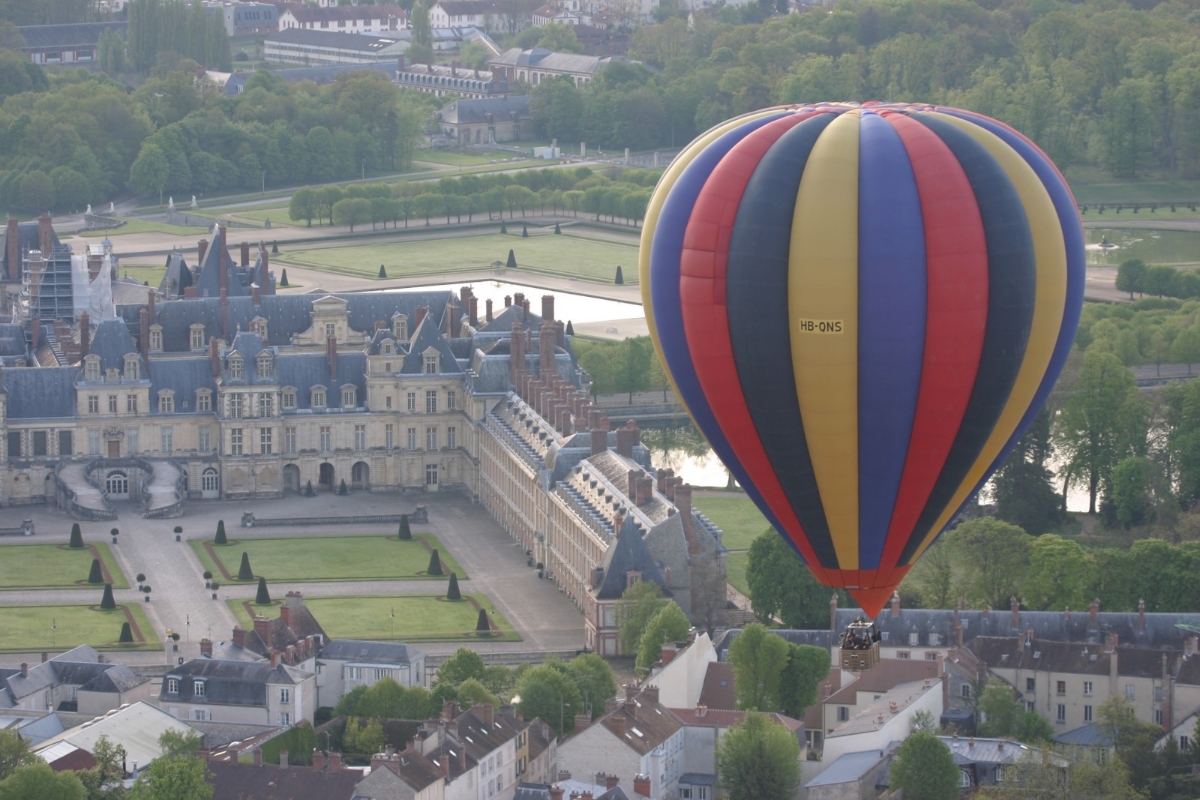 Montgolfière survolant le château de Fontainebleau apparait au grand jour depuis les airs. © DR