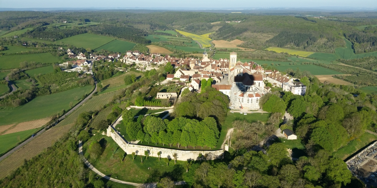 Montgolfière survolant Vézelay