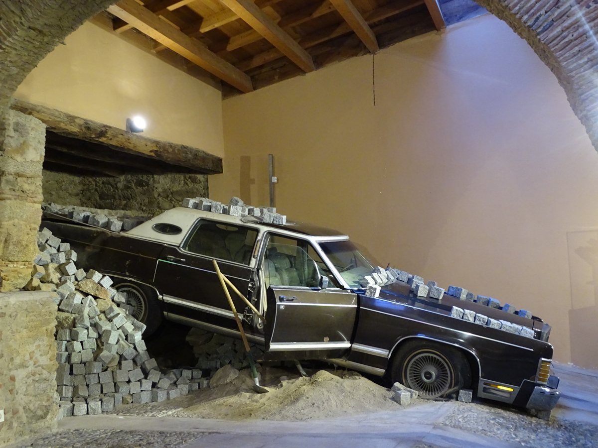 Musée Vostell-Malpartida Cadillac aux pavés - Espagne