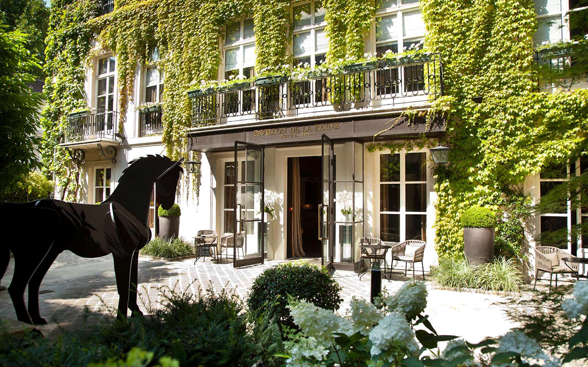 Pavillon de La Reine courtyard - Paris