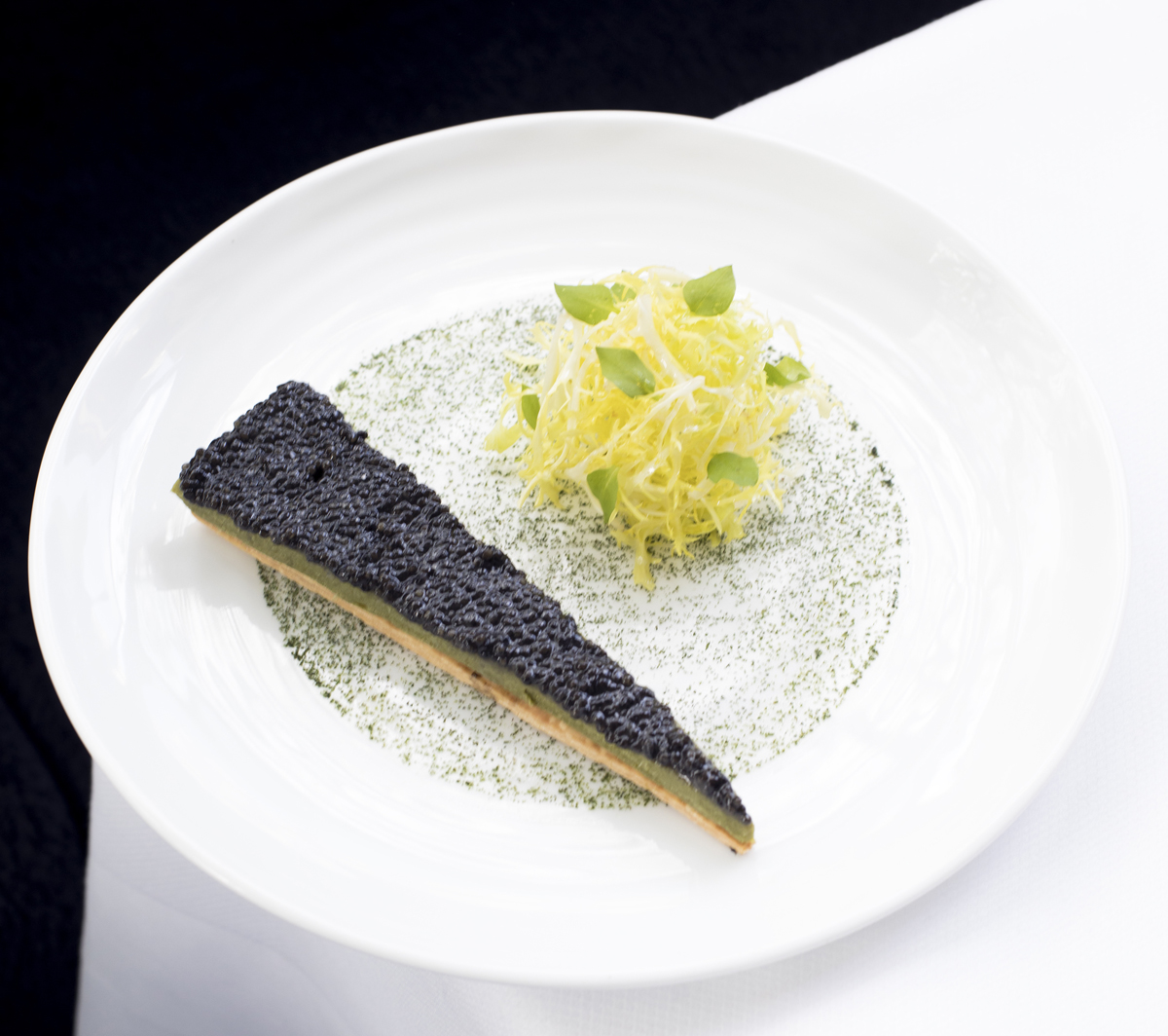 Restaurant Petrossian tarte fine crémeux aux poireaux, caviar Alverta maturé