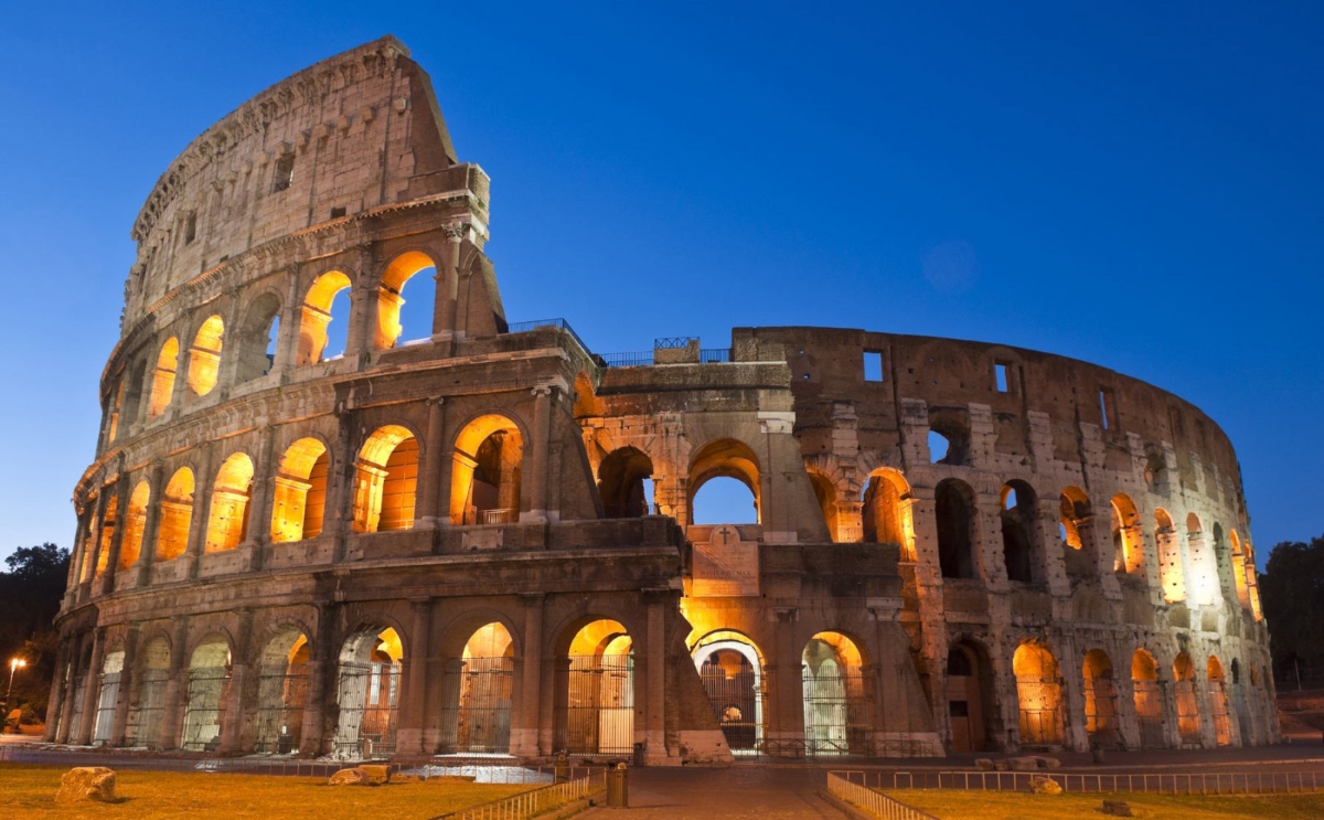 Rome Colisée à la tombée de la nuit