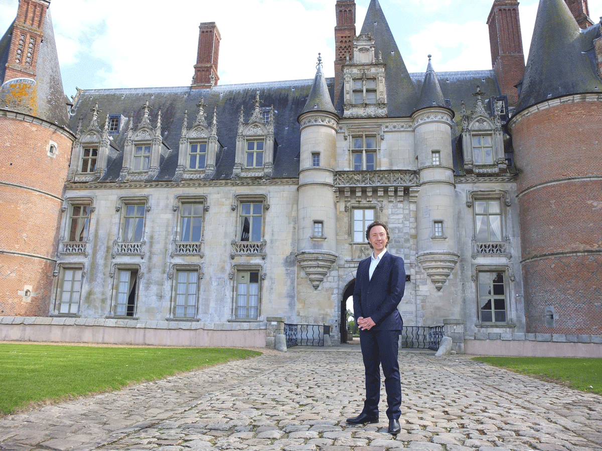 Stéphane Bern devant le château de Madame de Maintenon