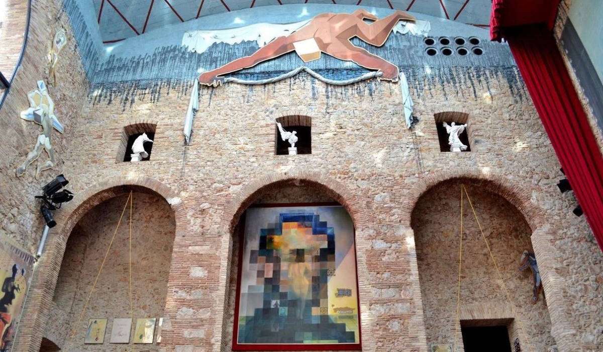 Théâtre-Musée Dali cour intérieure