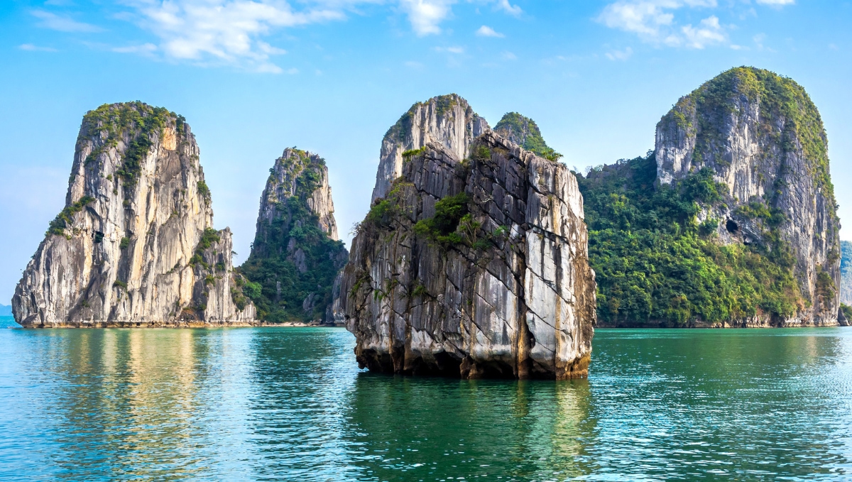 Vietnam Baie d'Along montagnes sur l'eau