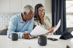 Un couple assis ensemble devant des documents administratifs