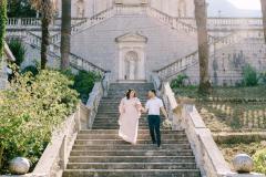 Couple de mariés prenant la pose dans un domaine en Nouvelle-Aquitaine