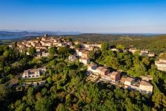 Vue aérienne du village de Gassin, dans le Var 
