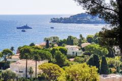 Vue sur le bord de mer de Saint-Jean-Cap-Ferrat depuis l'intérieur des terres