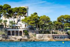 Côte près de la plage exclusive de Paloma, dans la baie de l'Anse de la Scalette, dans le sud de la France. © Getty Images