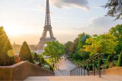 La Tour Eiffel au levé du jour.