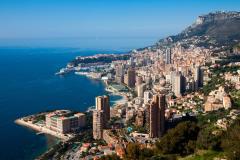 Vue panoramique sur Monte-Carlo et la Principauté de Monaco depuis les hauteurs de la Côte d’Azur.