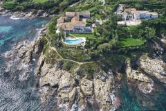 Vue aérienne d'une villa avec piscine au bord de la Méditerranée, au sein de la résidence privée Les Parcs à Saint-Tropez.