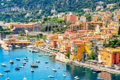  Vue panoramique sur la baie et les collines de la French Riviera. ©Getty Images