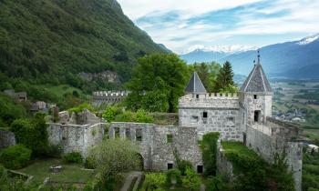 Dans l'enceinte du château de Miolans, forteresse médiévale des pays de Savoie