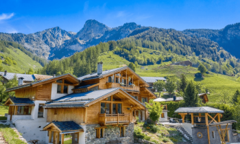 Ensemble de trois chalets situé aux Arcs en vente sur Belles Demeures