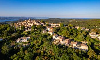Vue aérienne du village de Gassin, dans le Var 