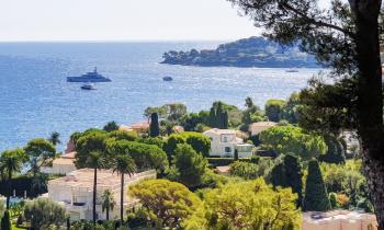 Vue sur le bord de mer de Saint-Jean-Cap-Ferrat depuis l'intérieur des terres