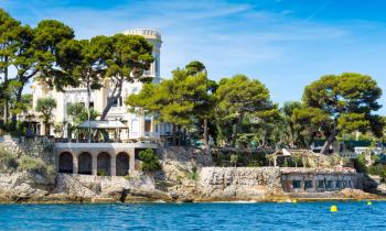 Côte près de la plage exclusive de Paloma, dans la baie de l'Anse de la Scalette, dans le sud de la France. © Getty Images