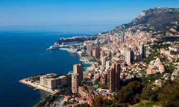 Vue panoramique sur Monte-Carlo et la Principauté de Monaco depuis les hauteurs de la Côte d’Azur.