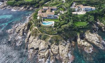 Vue aérienne d'une villa avec piscine au bord de la Méditerranée, au sein de la résidence privée Les Parcs à Saint-Tropez.