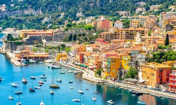  Vue panoramique sur la baie et les collines de la French Riviera. ©Getty Images