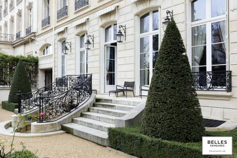Un appartement face aux jardins du palais de l'Elysée à Paris