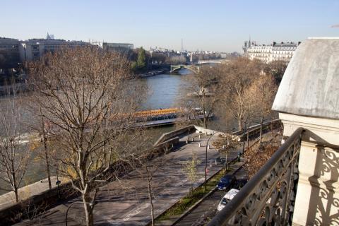Un balcon sur la Seine, Quai Henri IV, à Paris, face au port de l'Arsenal