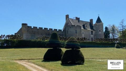 Monument historique : sur les remparts du château de Fontenay, en Val de Loire