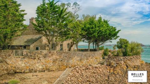 Île-de-Bréhat : des maisons en granit rose sur la plage