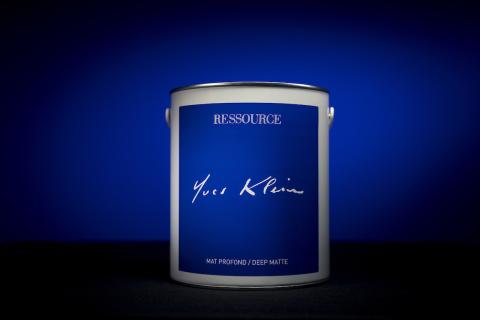 En hommage au peintre Yves Klein, Ressource fait de la peinture un art