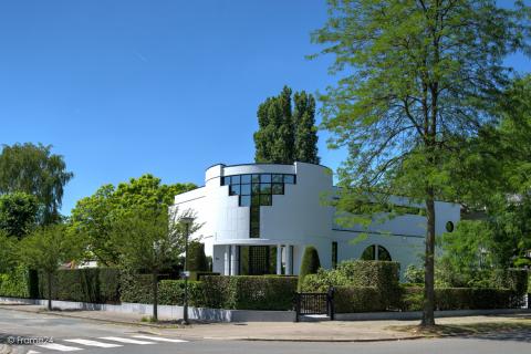 Dans la blancheur d'une villa futuriste d'Anvers, en Belgique