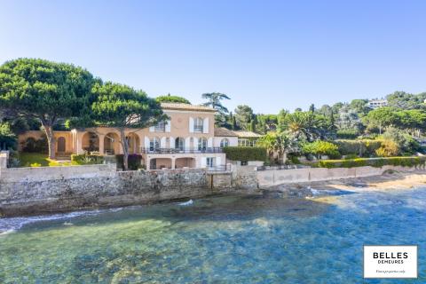Une villa néo-provençale les pieds dans l’eau, à Grimaud