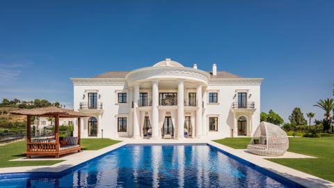 Une villa de style palatial sur les hauteurs de Marbella, en Espagne
