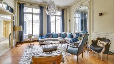 <em>Modifier Article</em> Appartements haussmanniens à Paris 8e, le luxe et les symboles
