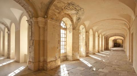 <em>Modifier Article</em> Monument historique : château-abbaye de Cassan, le petit Versailles du Languedoc